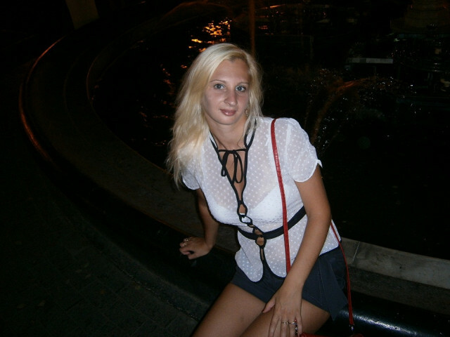 Busty online foto 2